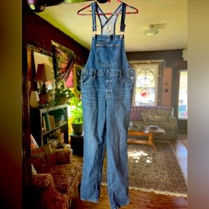Universal Thread denim overalls, women’s (juniors) size 6. Never worn.